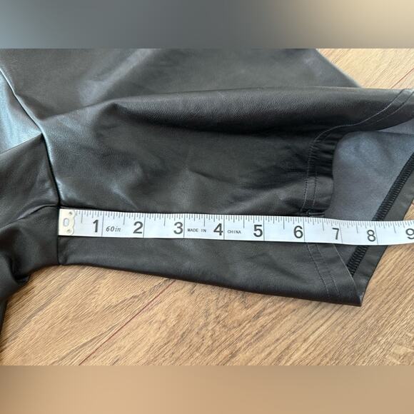 Aritzia Wilfred Free Daria Vegan Leather Bike Short Black Size Medium - Picture 9 of 9